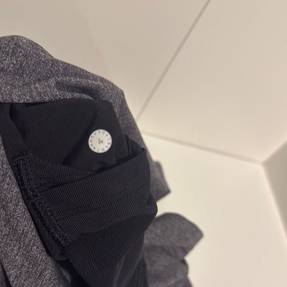 Lululemon On The Fly Short *2.5" Size 4 - Picture 4 of 8